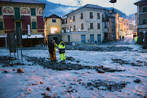 © APA/EPA/Luca Zennaro Schlammmassen überfluten eine Straße in Genua