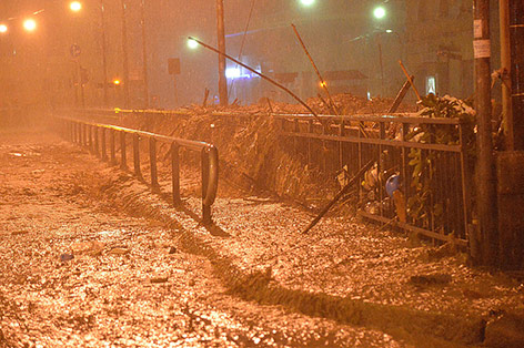 © APA/EPA/Luca Zennaro Schlammmassen überfluten eine Straße in Genua