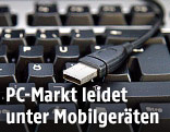 USB-Kabel auf einer Tastatur