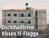 Flagge der IS auf einem Gebäude