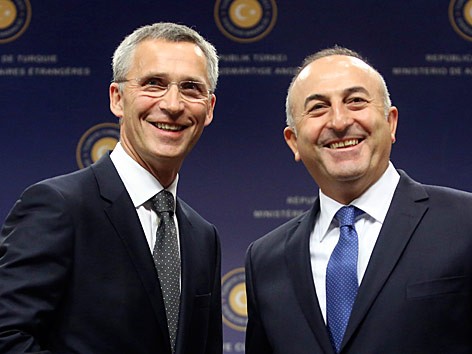 © Reuters NATO-Generalsekretär Jens Stoltenberg und der türkische Außenminister Mevlut Cavusoglu