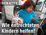 Kind verkauft Süßigkeiten auf der Straße