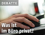 Mann am Arbeitsplatz mit Maus
