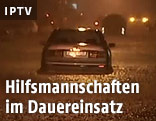 Auto steckt auf überschwemmter Straße fest