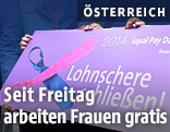 Plakat mit der Aufschrift "Lohnschere schließen"