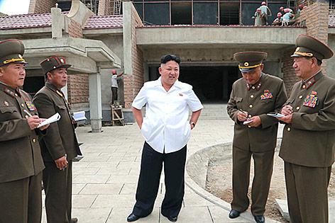 © Reuters/Kcna Nordkoreas Machthaber Kim Jong Un neben Militärs