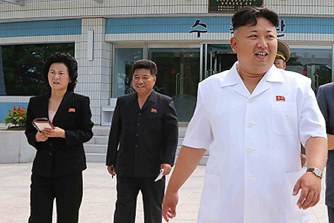 © APA/EPA/Kcna Nordkoreas Machthaber Kim Jong Un und seine Schwester Kim Yo Jong