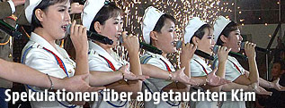 Nordkoreanische Künstlerinnen bei  den Feierlichkeiten zum 68. Jahrestag der Arbeiterpartei