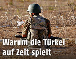 Türkischer Soldat sitzt nahe des Grenzzauns zu Syrien