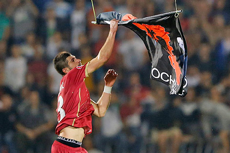 Ein serbischer Spieler greift nach der an einer Drohne befestigten Flagge