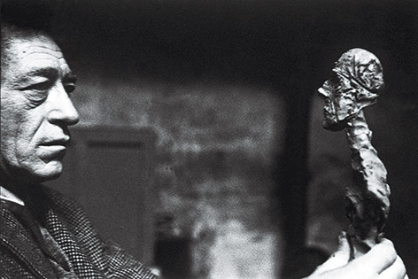 Alberto Giacometti beim Modellieren einer Büste seines Bruders Diego, 1960