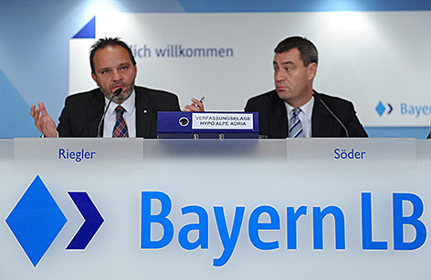 © APA/dpa Pressekonferenz von Johannes-Jörg Riegler, Vorstandsvorsitzender der Bayerischen Landesbank (BayernLB), und dem bayerischen Finanzminister Markus Söder (CSU)
