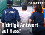 Polizisten führen einen pro-palästinensischen Fan ab
