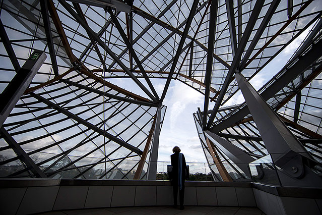 © APA/EPA/Ian Langsdon Innenansicht des Louis Vuitton Museums in Bois de Boulogne in Paris