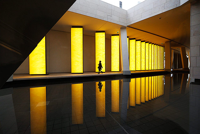 © APA/EPA/Ian Langsdon Innenansicht des Louis Vuitton Museums in Bois de Boulogne in Paris