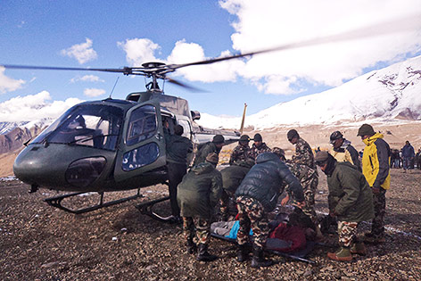 Rettungskräfte bei einem Hubschrauber