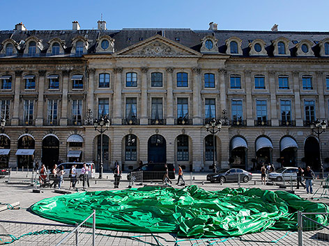 © APA/EPA/Yoan Valat Zerstörtes Kunstwerk am Place Vendome