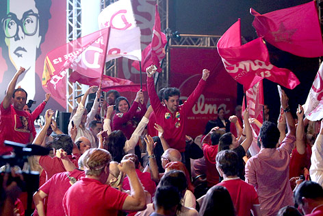 © APA/EPA/Fernando Bizerra Fans feiern den Sieg der brasilianische Präsidentin Dilma Rousseff