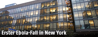 Krankenhausangestellter vor dem Bellevue-Krankenhaus in New York