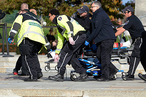 © APA/AP/The Canadian Press/Adrian Wyld Sanitäter bringen eine verletzte Person in Sicherheit