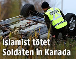 Kanadischer Polizist untersucht ein hawariertes Auto
