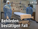 Krankenhausangestellte in Schutzkleidung