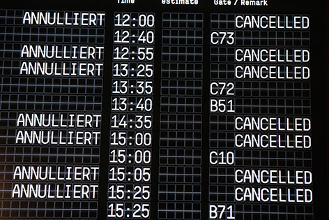 Anzeigetafel zeigt annulierte Flüge