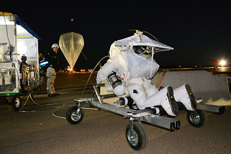 © APA/EPA/Paragon Space Development/J. Mar Alan Eustace in Stratosphärenanzug