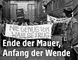Demonstranten mit einem Plakat "Nie genug vom Wahlbetrug"