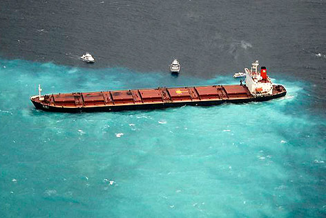 Am Great Barrier Reef gestrandetes Schiff