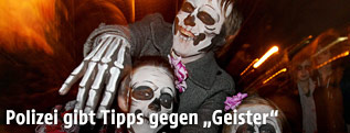 Menschen mit Halloween-Verkleidungen
