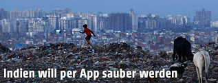 Abfall vor der Skyline von Neu Delhi