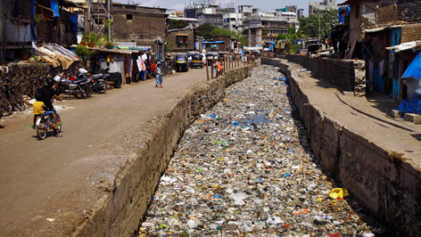 © AP/Rafiq Maqbool Abfall in einem Kanal in Mumbai