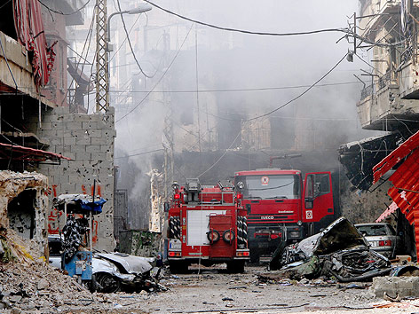 Feuerwehrautos zwsichen Häuserruinen in Tripoli