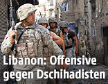 Libanesische Soldaten zwischen zerschossenen Häusern