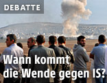 Menschen blicken von der Türkei aus auf die Stadt Kobane