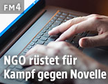 Hände auf Tastatur