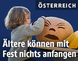 Kleines Kind mit einem Kürbis