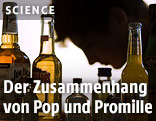 Jugendlicher mit mehreren Flaschen Alkohol