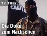 IS-Kämpfer neben IS-Fahne