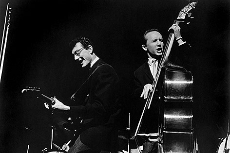 © Corbis/Sunset Boulevard Buddy Holly mit seinem Bassisten Joe B.Mauldin