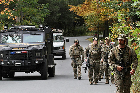© APA/AP/Scranton Times & Tribune, MIchael J. Mullen Polizisten durchsuchen Wald