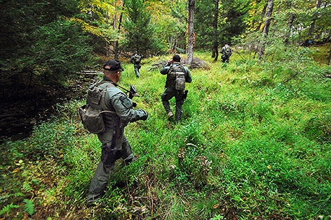 © APA/AP/Scranton Times & Tribune, Butch Comegys Polizisten durchsuchen Wald