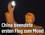 Mond und chinesische Statue