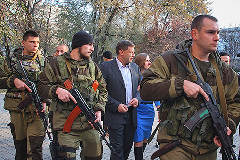 © APA/EPA/PHOTOMIG Donezker „Republikchef“ Alexander Sachartschenko mit Security