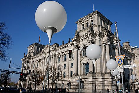 © Reuters/Fabrizio Bensch Installation "Lichtgrenze" vor dem Bundestag