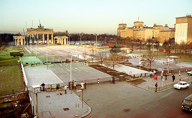© APA/EPA/Wolfgang Kumm Zwei Fotos zeigen den Pariser Platz mit dem Brandenburger Tor 1989 und 2014