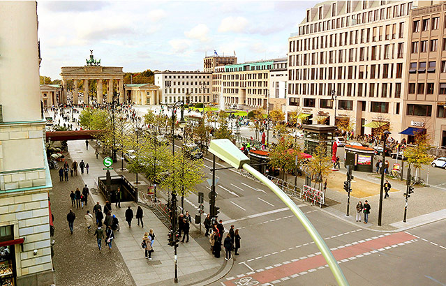 © APA/EPA/Wolfgang Kumm Zwei Fotos zeigen den Pariser Platz mit dem Brandenburger Tor 1989 und 2014
