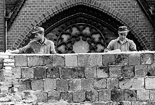 © AP/Kreusch Zwei Arbeiter errichten die Berliner Mauer