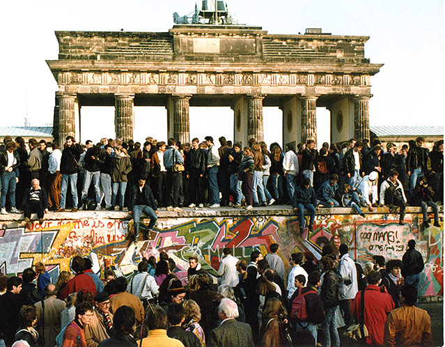 © AP Menschen auf der Berliner Mauer